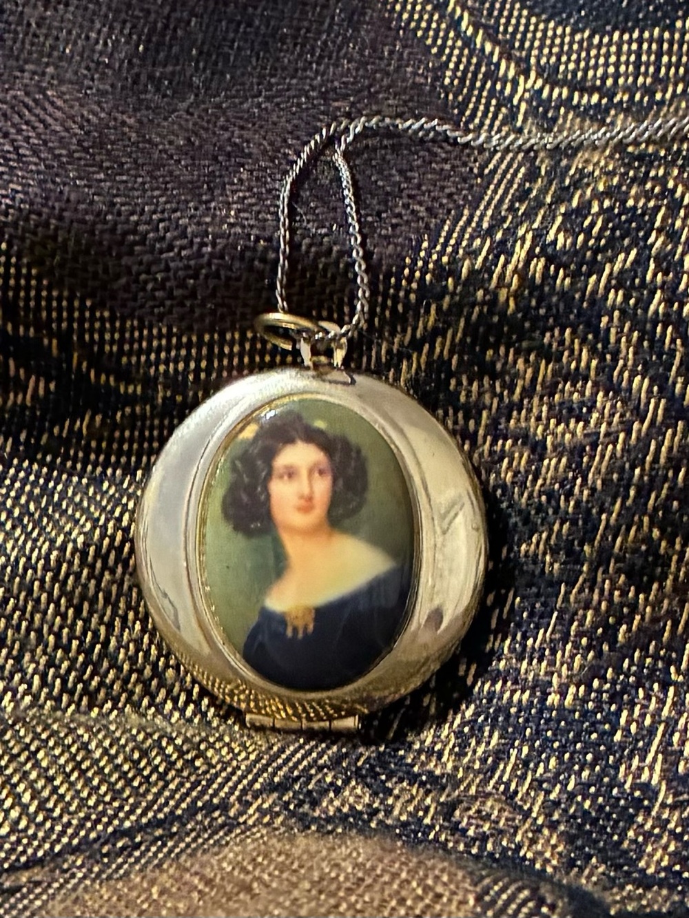 Vintage Gold Tone Portrait Locket Necklace